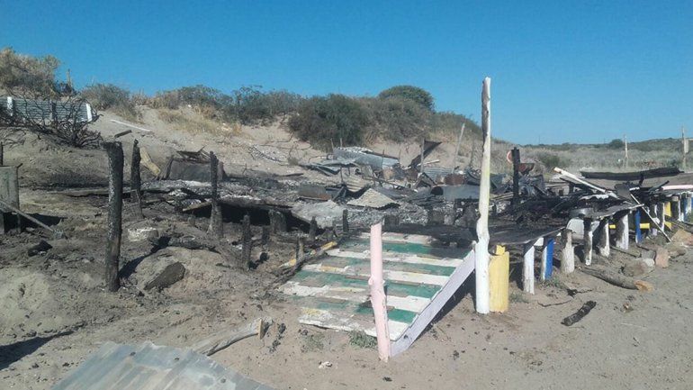 El fuego destruyó por completo un parador en Piedras Coloradas