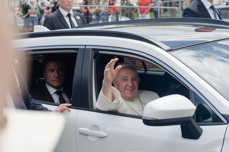 Durante todo el recorrido de la caravana papal hacia el centro de Roma, el Papa hizo bajar la velocidad para poder saludar con la mano y sonriendo a los fieles que lo aclamaban aplaudiéndolo.