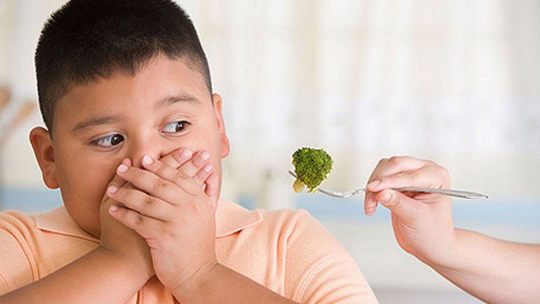 Chicos obesos: no prohibirles comidas y que hagan deporte