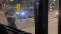 Un día de furia en Constitución: un hombre sacó un fierro del baúl de su auto y comenzó a romper los espejos y las ventanillas del colectivo. Un día de furia en Constitución: un hombre sacó un fierro del baúl de su auto y comenzó a romper los espejos y las ventanillas del colectivo.