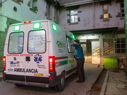 El joven fue trasladado de inmediato al hospital donde recibió asistencia médica, pero murió pese a los esfuerzos del personal sanitario. El joven fue trasladado de inmediato al hospital donde recibió asistencia médica, pero murió pese a los esfuerzos del personal sanitario.