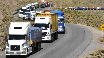 Son más de 3.000 los camiones varados en la frontera con Chile