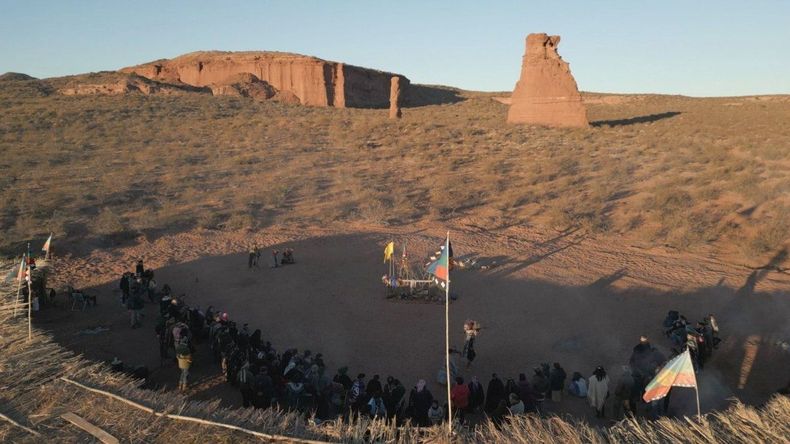 Desde 2024 que la comunidad mapuche Fvta Xayen realiza la ceremonia del Wiñoy Xipantv en el campo de la familia Galván, que reclama como territorio. | LM Neuquen Desde 2024 que la comunidad mapuche Fvta Xayen realiza la ceremonia del Wiñoy Xipantv en el campo de la familia Galván, que reclama como territorio.