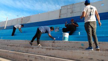 Los hinchas pintando una de las tribunas. Los hinchas pintando una de las tribunas.