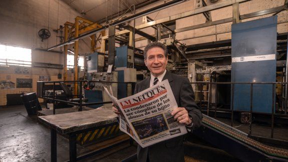 El embajador en la rotativa del diario. Pierre Henri Guignard visitó LM Neuquén para la entrevista y para conocer sus instalaciones y las de LU5. Habló con los periodistas y posó para la foto con el diario del día. A principios de semana, participó de