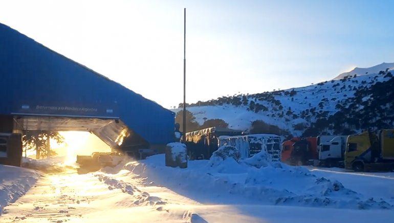 Por viento blanco y nieve, hay 19 camiones varados cerca de Pino Hachado