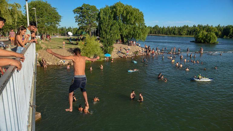 Los jóvenes se tiran del puente ubicado en calle Río Negro. Los jóvenes se tiran del puente ubicado en calle Río Negro.