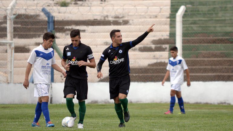Magnano festeja uno de los dos tantos que le convirtió a Don Bosco.