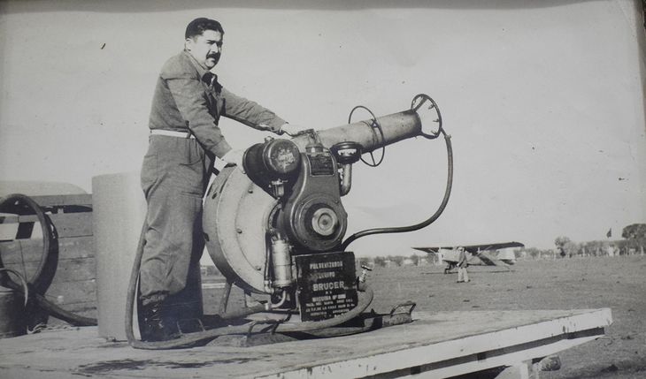 El Estado instruyó a los empleados de vialidad en el uso de lanzallamas para combatir a la langosta. (Foto de agosto 1932). El Estado instruyó a los empleados de vialidad en el uso de lanzallamas para combatir a la langosta. (Foto de agosto 1932).