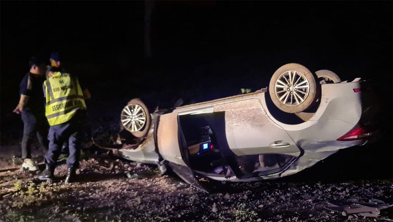 Se le fue el auto y volcó en el Tercer Puente