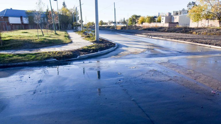 Dos barrios que huelen muy mal: vecinos denuncian desbordes cloacales en las calles 
