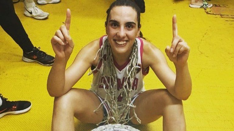 El festejo de las campeonas en el estadio Obras Rock y Lara con la copa y las redes cortadas. Neuquina campeona y feliz.