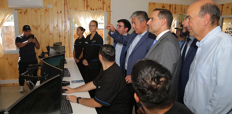 Rolando Figueroa, Matías Nicolini y el intendente Paez de Senillosa, en la inauguración del centro de monitoreo. Rolando Figueroa, Matías Nicolini y el intendente Paez de Senillosa, en la inauguración del centro de monitoreo.