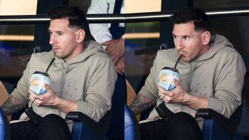 messi, mate en mano en la goleada del psg: que escudos tiene su termo messi, mate en mano en la goleada del psg: que escudos tiene su termo