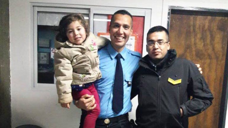 Dos policías le salvaron la vida a una nena de 3 años