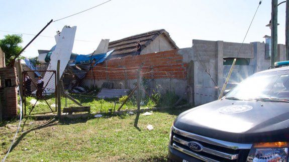 Un avión se quedó sin combustible y chocó una casa