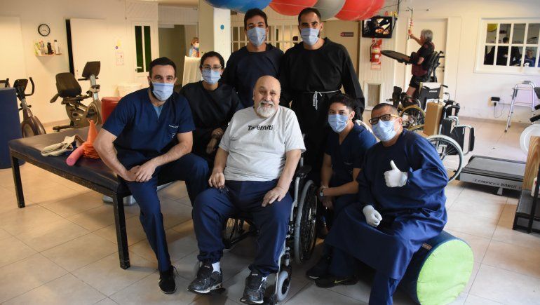 Mario recibió un enorme cariño de los empleados de la clínica de rehabilitación.