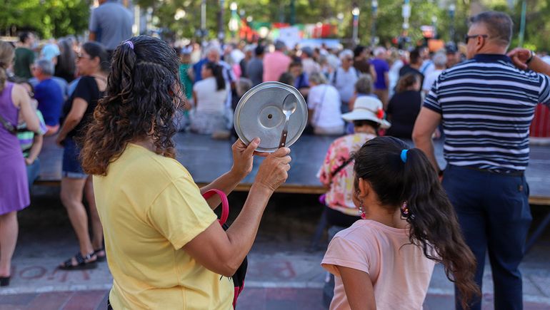 Los vecinos de Neuquén se concentraron frente al municipio para reclamar.&nbsp;