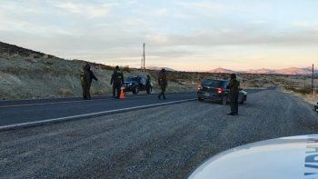 Personal de Gendarmería Nacional colaboró en el operativo para impedir la travesía ilegal. 