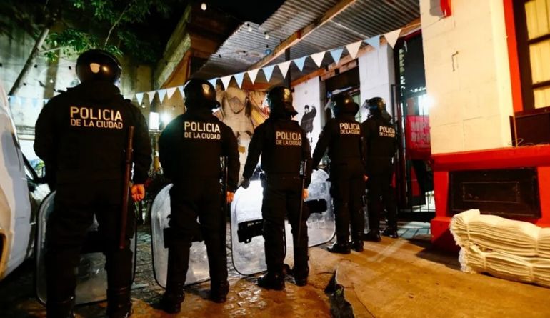 Durante el procedimiento se detuvo a un empleado del lugar que tenía orden de captura.