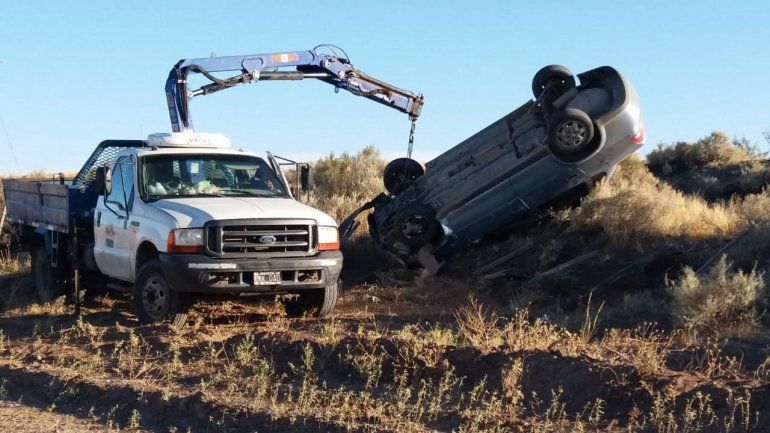 Regresaban a Chile, perdieron el control del auto y volcaron en Plaza Huincul
