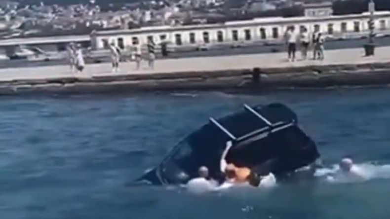 Un auto se hundía en el mar y un grupo de militares se arrojó al agua para salvar al conductor.