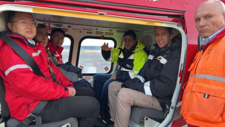 El gobernador Claudio Vidal, junto a representantes de ENARSA y la china Ghezouba en el helicóptero que en julio sobrevoló la zona de obras en el río Santa Cruz. 