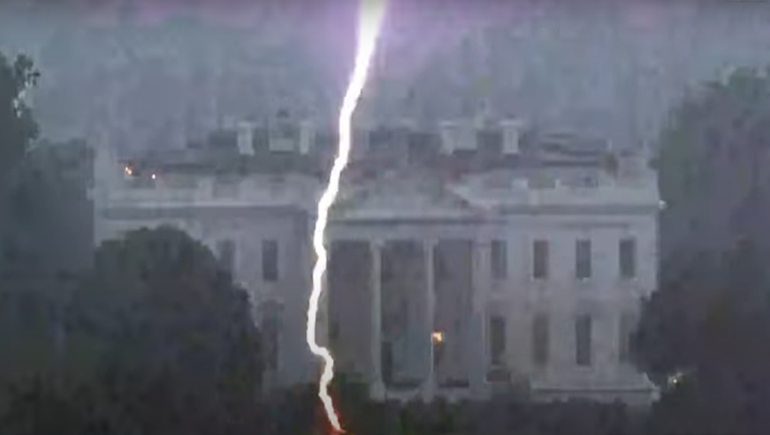 Cayó un rayo a metros de la Casa Blanca y mató a dos personas