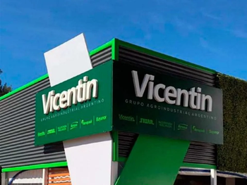 Entrada principal de Vicentin con silos al fondo, representando el corazón de la agroindustria en crisis y recuperación.