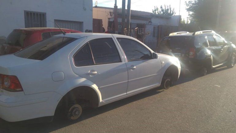 Los robarruedas no se toman descanso: ahora atacaron dos autos en barrio Belgrano