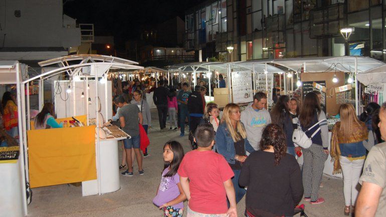 Los stands ofrecen desde artesanías en cuero y metal hasta tejidos.