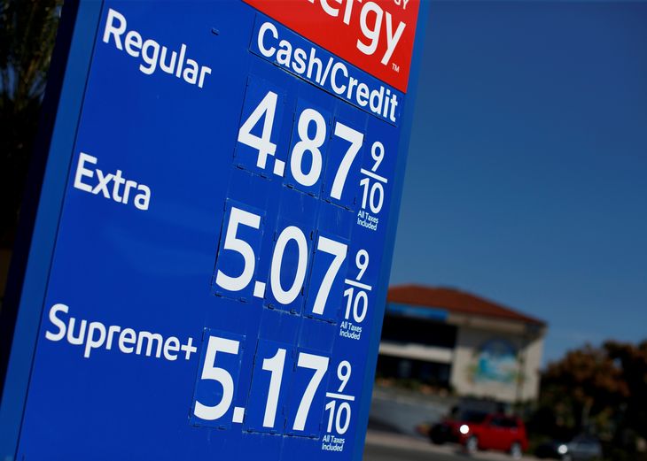 Foto de archivo. Los precios de la gasolina en una estación de suministro en San Diego, California, Estados Unidos. 9 de noviembre de 2021. REUTERS/Mike Blake/
