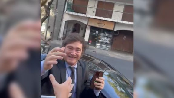Javier Milei, presidente electo, se detuvo a saludar a los niños.