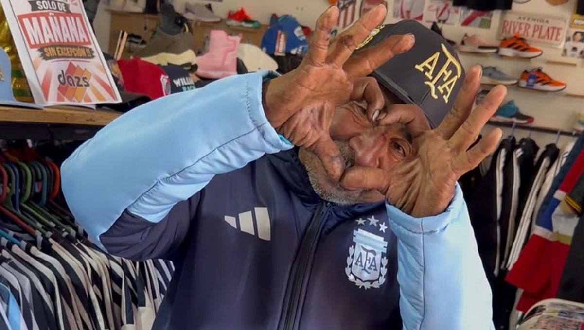 El hincha del pueblo, en Zapala, que recibió un grato regalo.&nbsp;