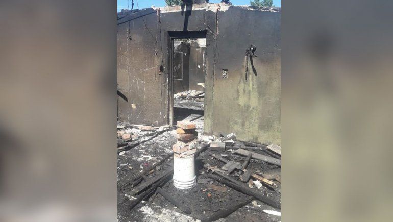 Salieron para pasar Navidad, un petardo cayó en su techo y les quemó la casa: perdieron todo