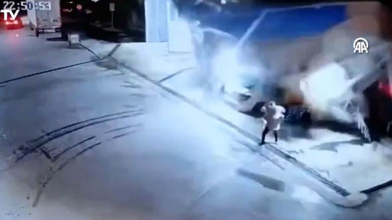 Lavaban el auto y en segundos quedaron sepultados: murieron un hombre y sus dos hijas