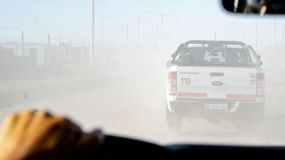 El viento complica también la visibilidad en las rutas.