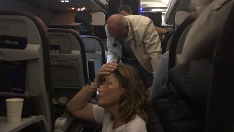 Un médico neuquino salvó a una mujer en pleno vuelo