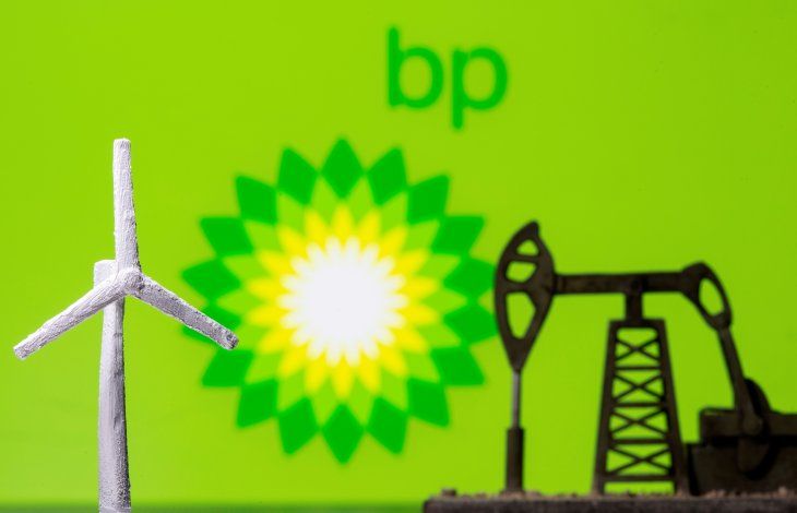 FOTO DE ARCHIVO: Un molino de viento impreso en 3D y una bomba hidráulica ante el logotipo de BP (British Petroleum) ilustración tomada el 11 de agosto de 2021. REUTERS/Dado Ruvic
