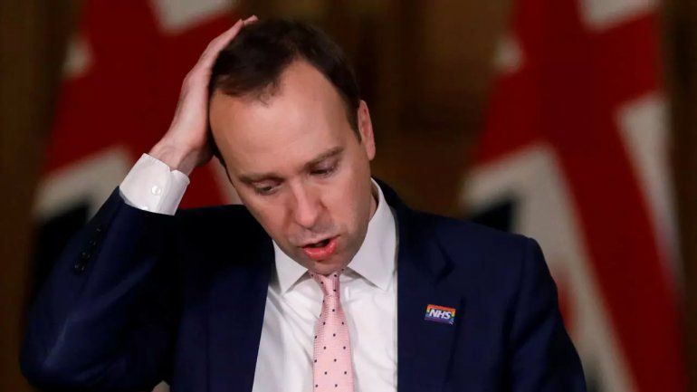 Viral: filtran video del ministro de Salud británico besándose con su amante