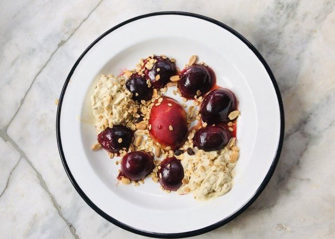 Receta: ciruela y durazno con crema y granola