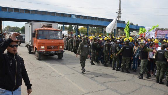 Trabajadores de una cooperativa neuquina cortan los puentes carreteros
