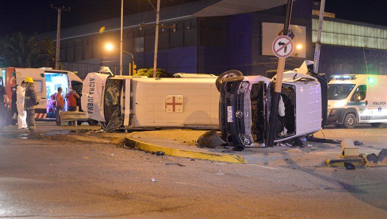Ambulancia protagonizó impactante accidente en pleno centro