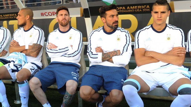 Messi vivió con intensidad el partido en el banco. El capitán puede estar tranquilo