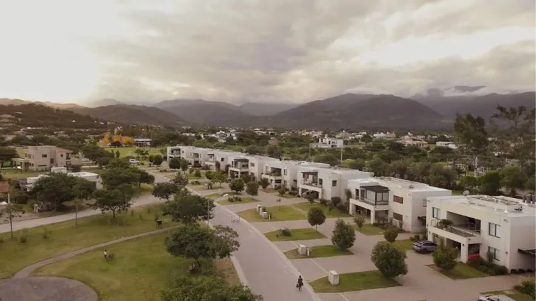 En poco más de diez años, la zona rural pasó a tener barrios privados, shoppings y hoteles de lujo. En poco más de diez años, la zona rural pasó a tener barrios privados, shoppings y hoteles de lujo.