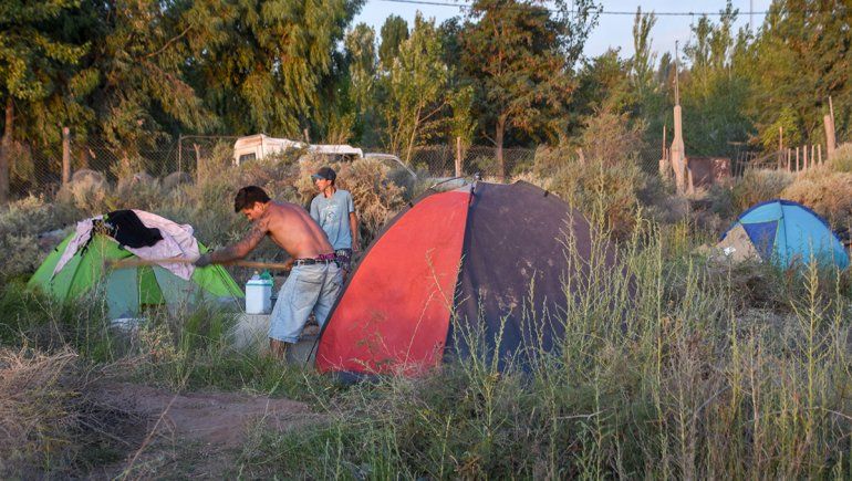 Una nueva toma a metros del predio de Pluspetrol