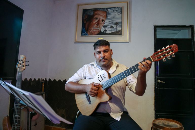“Soy un privilegiado de poder componer junto a mi abuelo, y al mismo tiempo, de unir tres generaciones, porque no sólo es ponerle música a esas letras, es poder cantarlas junto a mi madre”, expresó. (Foto: Omar Novoa). “Soy un privilegiado de poder componer junto a mi abuelo, y al mismo tiempo, de unir tres generaciones, porque no sólo es ponerle música a esas letras, es poder cantarlas junto a mi madre”, expresó. (Foto: Omar Novoa).