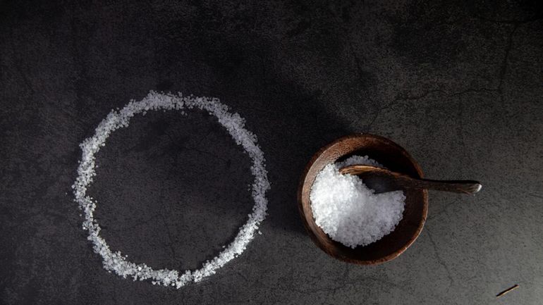 Círculos de sal y otras extrañas situaciones se dan en una oficina pública de Centenario