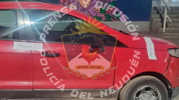 persecucion durante 40 cuadras: huyeron en camioneta y en el trayecto lanzaron cubiertas robadas persecucion durante 40 cuadras: huyeron en camioneta y en el trayecto lanzaron cubiertas robadas