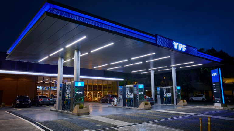 En las estaciones YPF bajarán los precios durante la madrugada